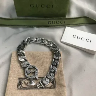 Gucci GG Marmont Plata Beige Cadena Curb-Link Pesada Enlaces Grabados Ornamentales con Scroll Pulsera