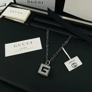 Gucci GG Marmont বর্গাকার ইন্টারলকিং G পেন্ডেন্ট নেকলেস