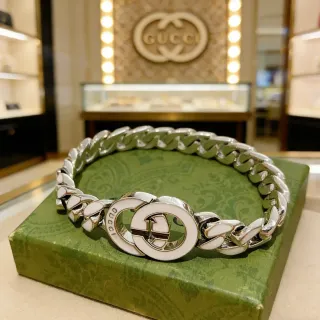 Gucci GG Marmont سوارة سلسلة كيرب مينا بيضاء