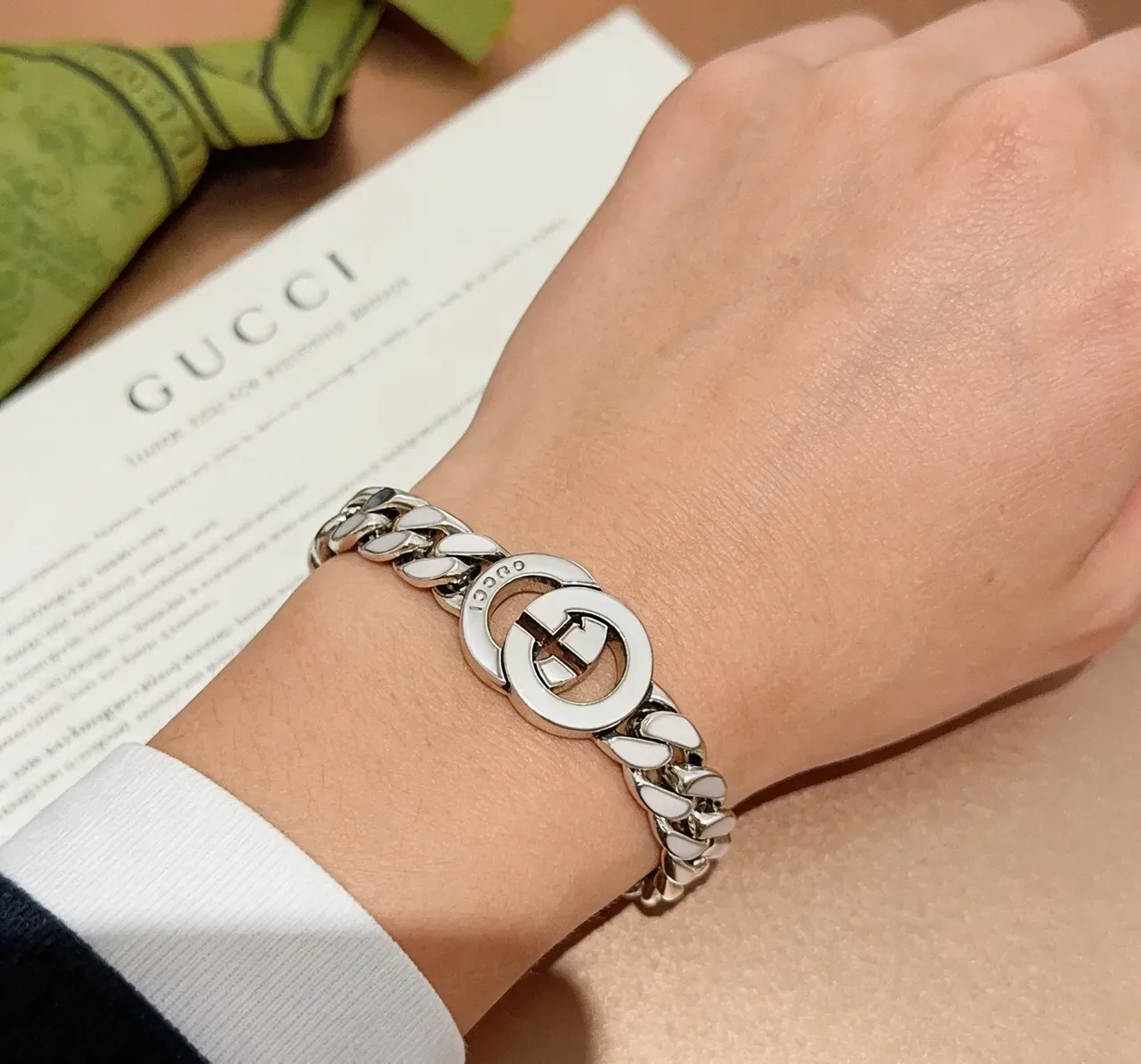 Gucci GG Marmont سوارة سلسلة كيرب مينا بيضاء 2