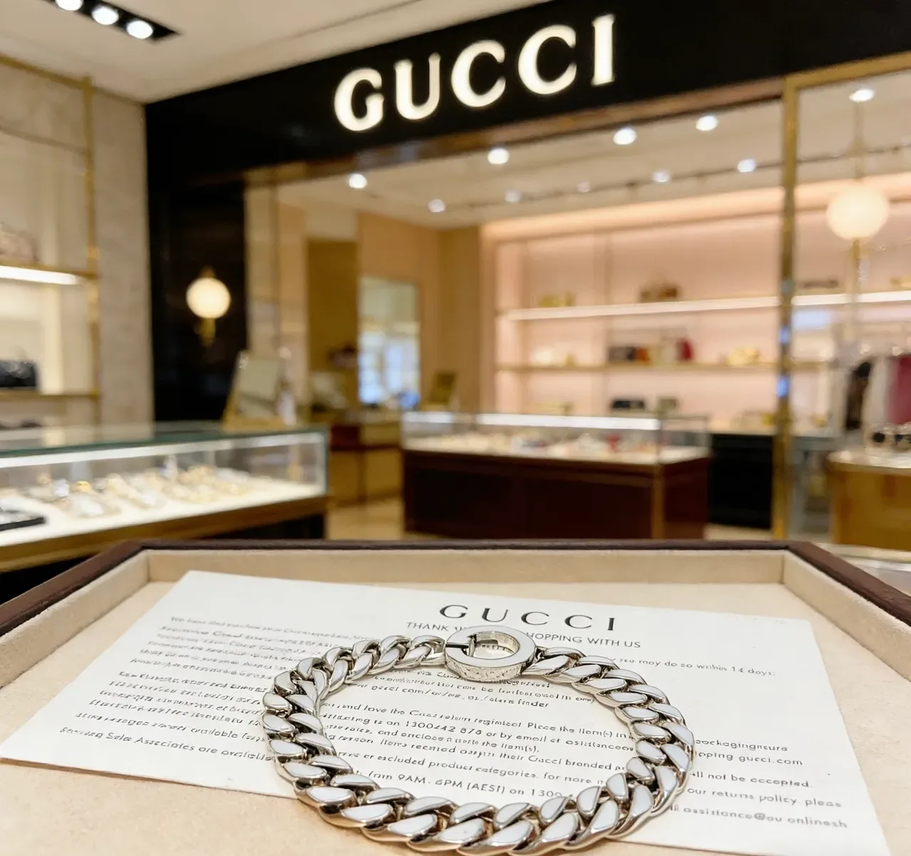 Gucci GG Marmont سوارة سلسلة كيرب مينا بيضاء 4