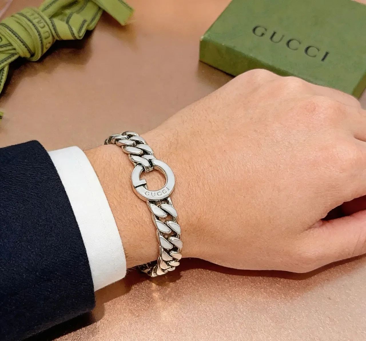 Gucci GG Marmont سوارة سلسلة كيرب مينا بيضاء 6