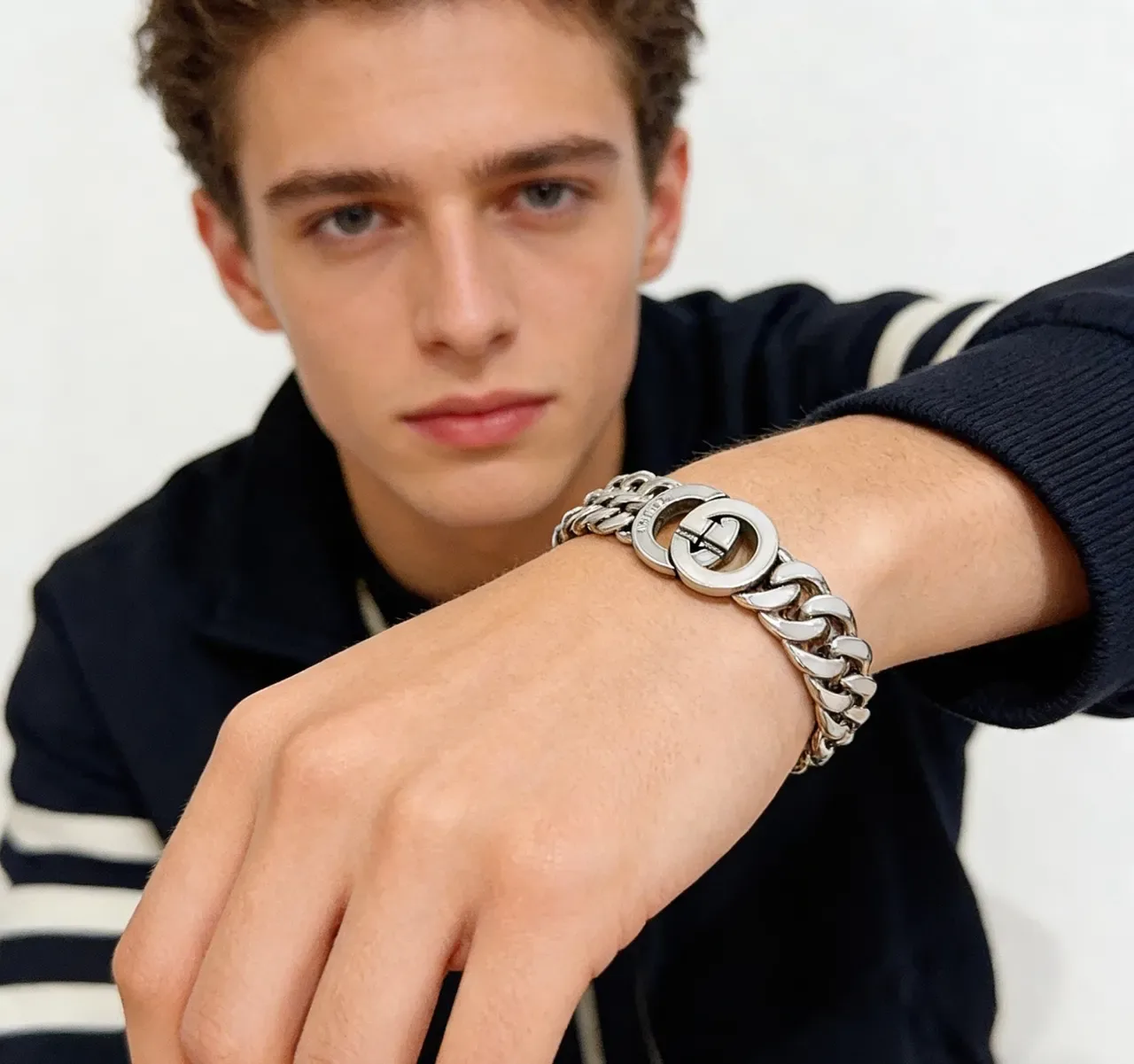Gucci GG Marmont سوارة سلسلة كيرب مينا بيضاء 9