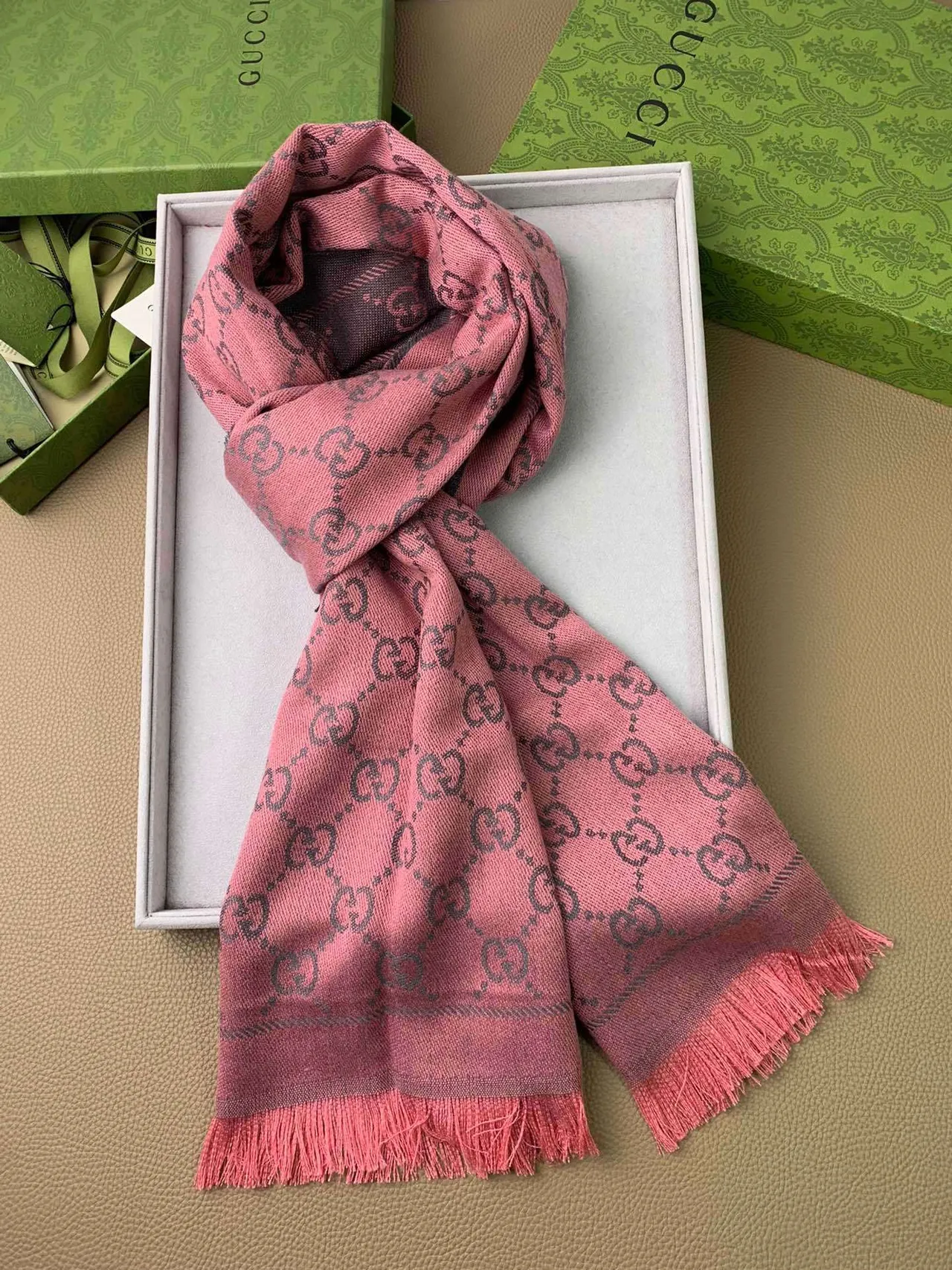 Gucci GG Monogram 石墨色和粉色羊绒围巾 2