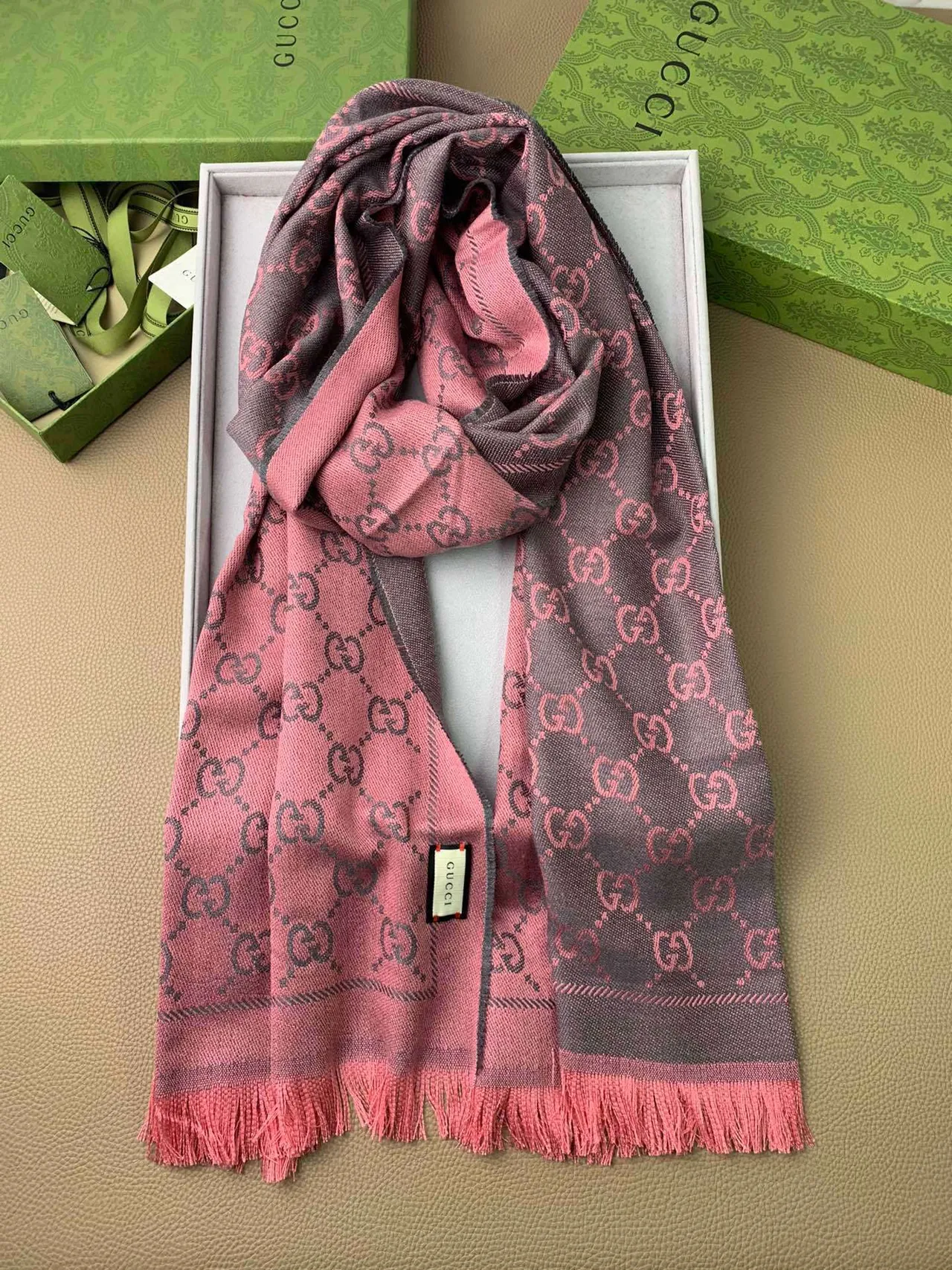 Gucci GG Monogram 石墨色和粉色羊绒围巾 3