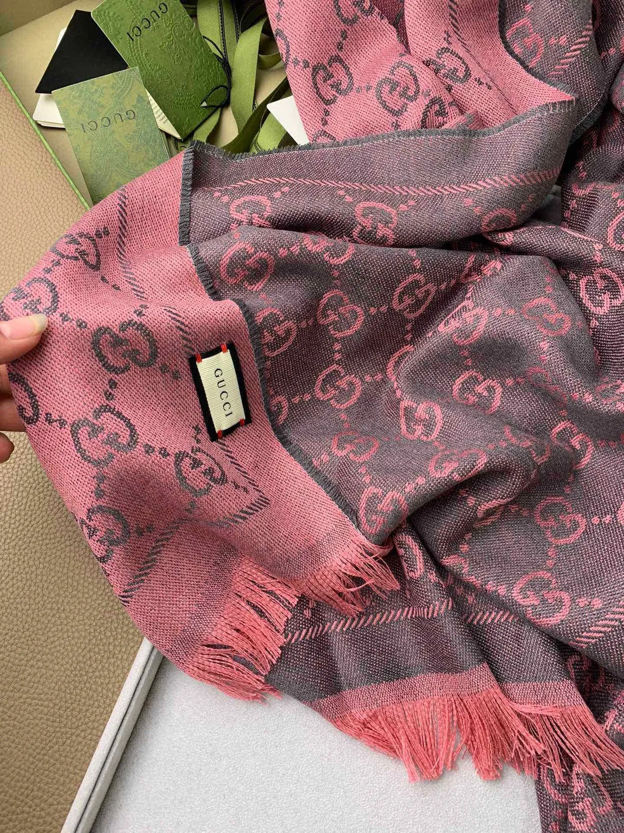 Gucci GG Monogram 石墨色和粉色羊绒围巾 4