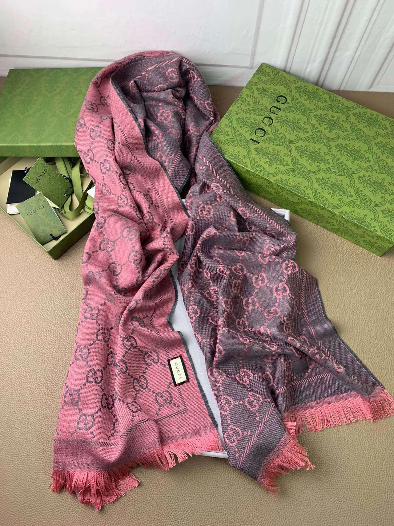 Gucci GG Monogram 石墨色和粉色羊绒围巾 5