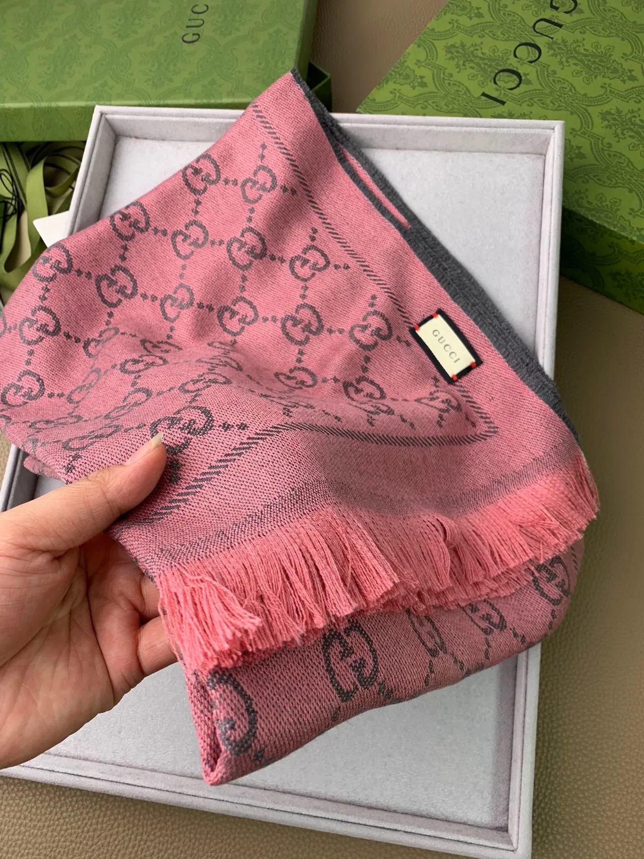 Gucci GG Monogram 石墨色和粉色羊绒围巾 6