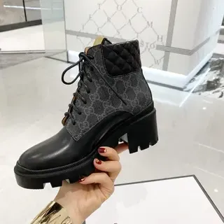 Gucci GG Monogram क्विल्टेड कॉलर चंकी लग सोल एंकल बूट