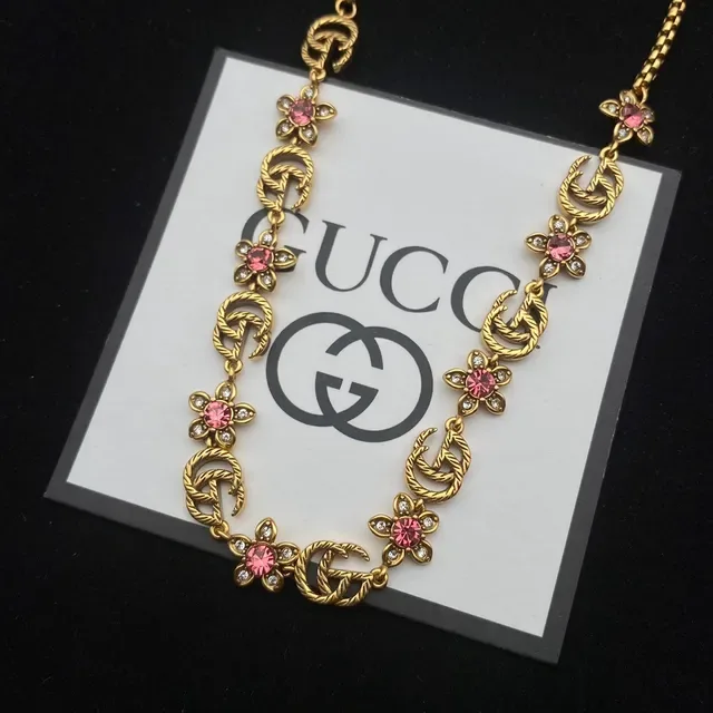 قلادة Gucci ذهبية وردية ملتوية GG Links زهور كريستال 8