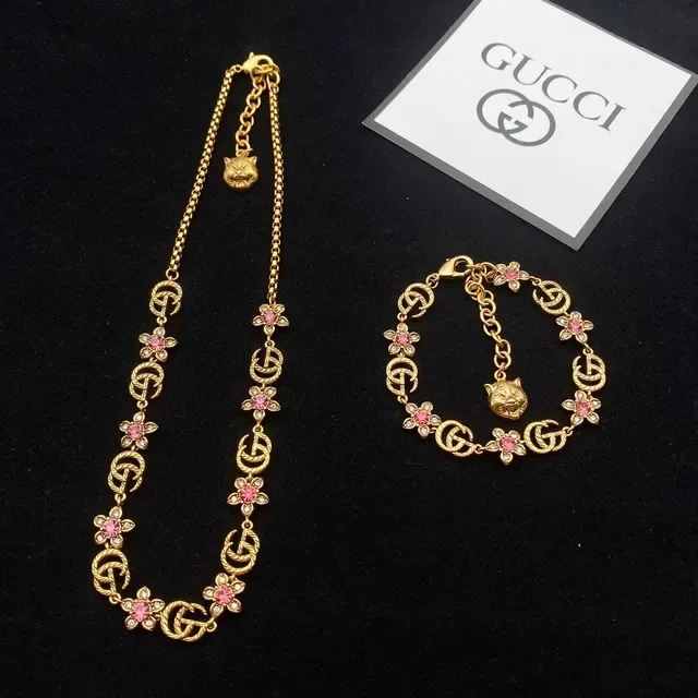 قلادة Gucci ذهبية وردية ملتوية GG Links زهور كريستال 9
