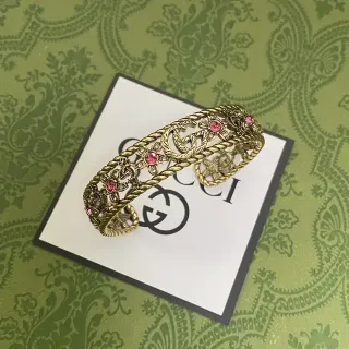 Pulsera Gucci con Cuerda Trenzada y Embellissement Floral en Oro y Rosa