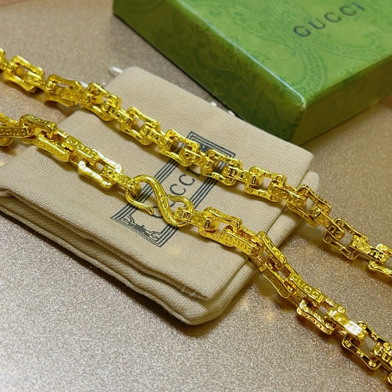 Gucci 金色刻字链接链项链 9