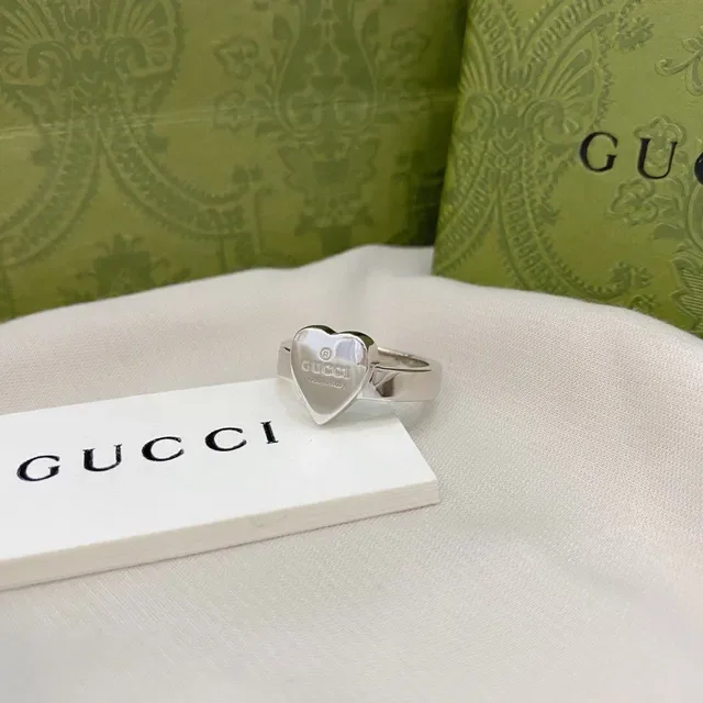 Gucci 心形刻字 Logo 戒指 4