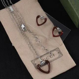 Gucci Horsebit 1955 বার্গান্ডি সিলভার হার্ট-শেপড রেজিন হার্ডওয়্যার নেকলেস