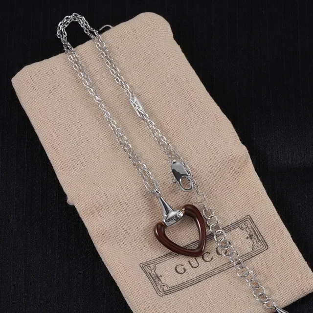 Gucci Horsebit 1955 বার্গান্ডি সিলভার হার্ট-শেপড রেজিন হার্ডওয়্যার নেকলেস 2