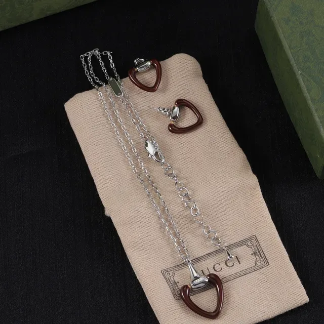 Gucci Horsebit 1955 বার্গান্ডি সিলভার হার্ট-শেপড রেজিন হার্ডওয়্যার নেকলেস 7