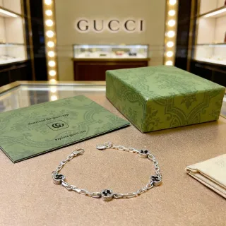 Gucci Interlocking G سوارة فضية وأسود مينا