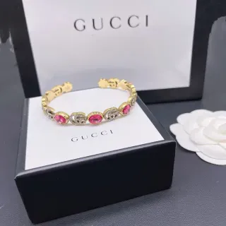 سوار Gucci Interlocking G من حجر وردي ذهبي صلب
