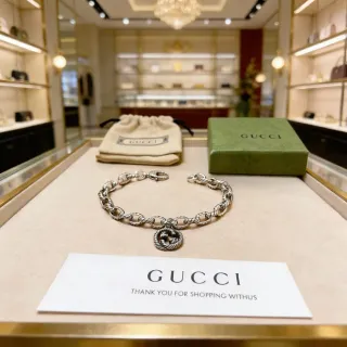 سوارة Gucci Interlocking G مع لينكات ملتوية بلون فضي