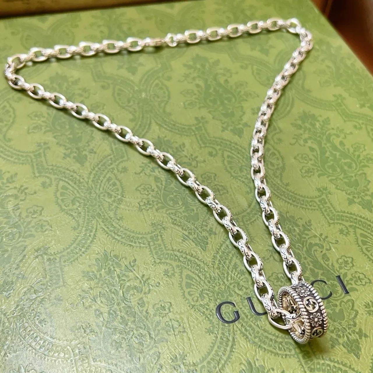 গুসি অর্নেট ফ্লোরাল G-Motif সিলভার চেইন নেকলেস 9