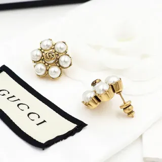 أقراط Gucci لؤلؤية زهرية interlocking G