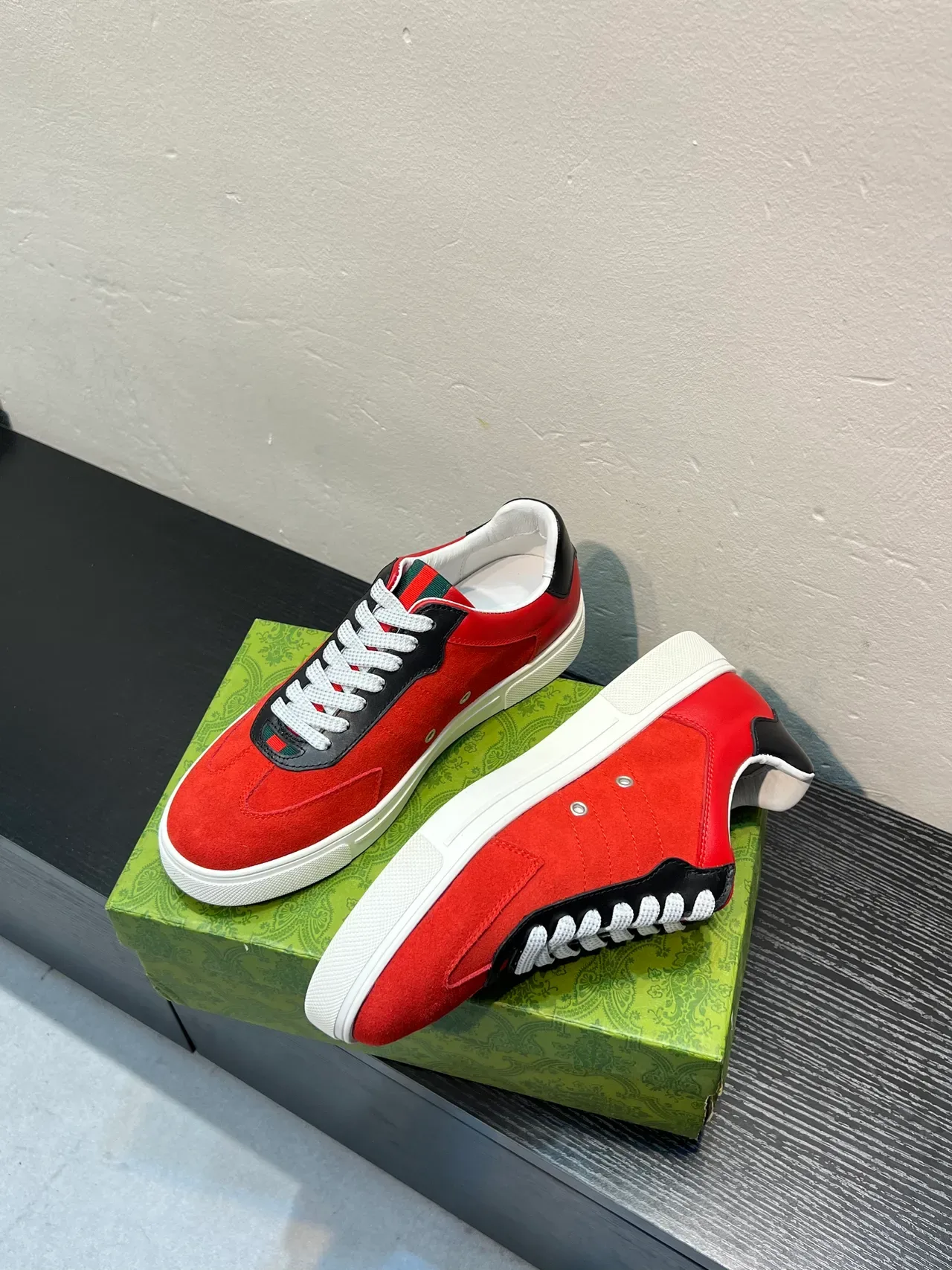 Gucci حذاء رياضي بانيلد أنتو أحمر أسود أبيض 2