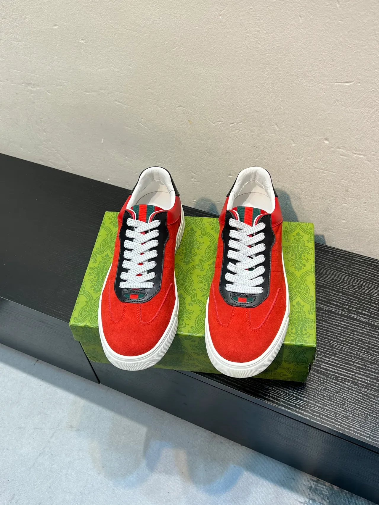 Gucci حذاء رياضي بانيلد أنتو أحمر أسود أبيض 3