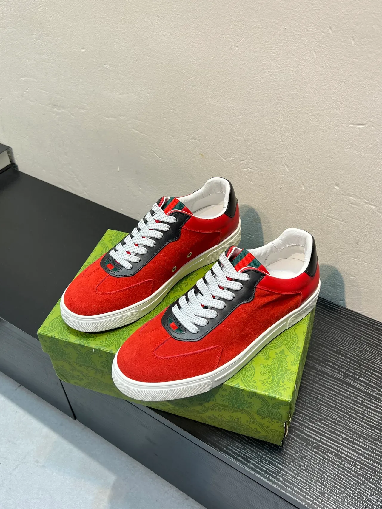 Gucci حذاء رياضي بانيلد أنتو أحمر أسود أبيض 4