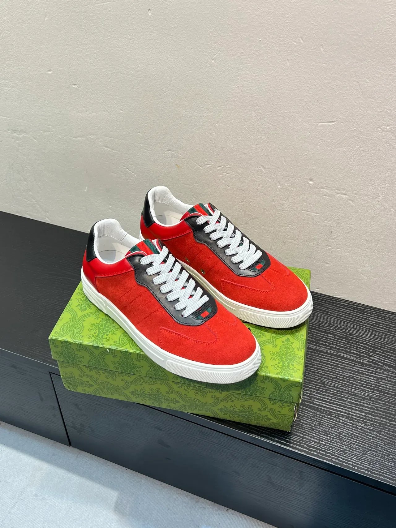 Gucci حذاء رياضي بانيلد أنتو أحمر أسود أبيض 5