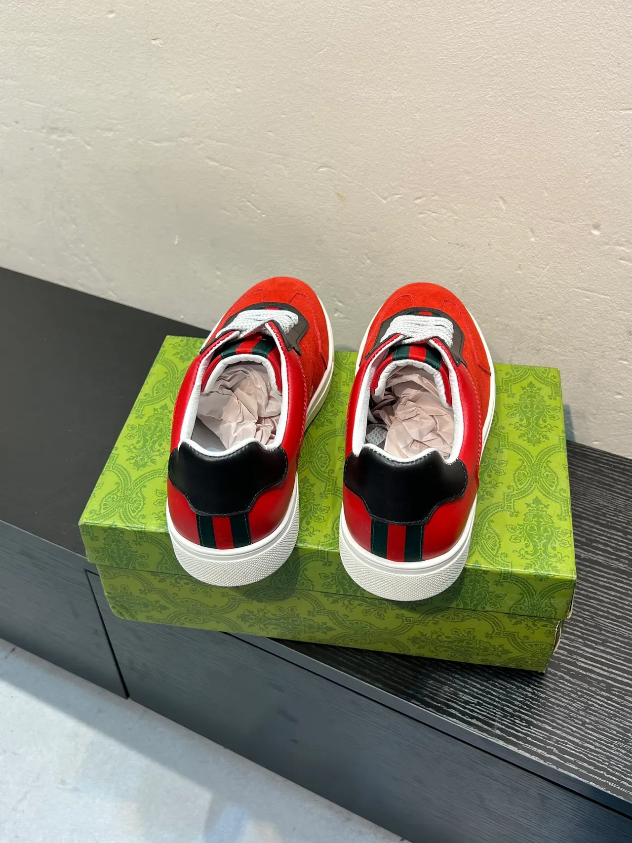 Gucci حذاء رياضي بانيلد أنتو أحمر أسود أبيض 6