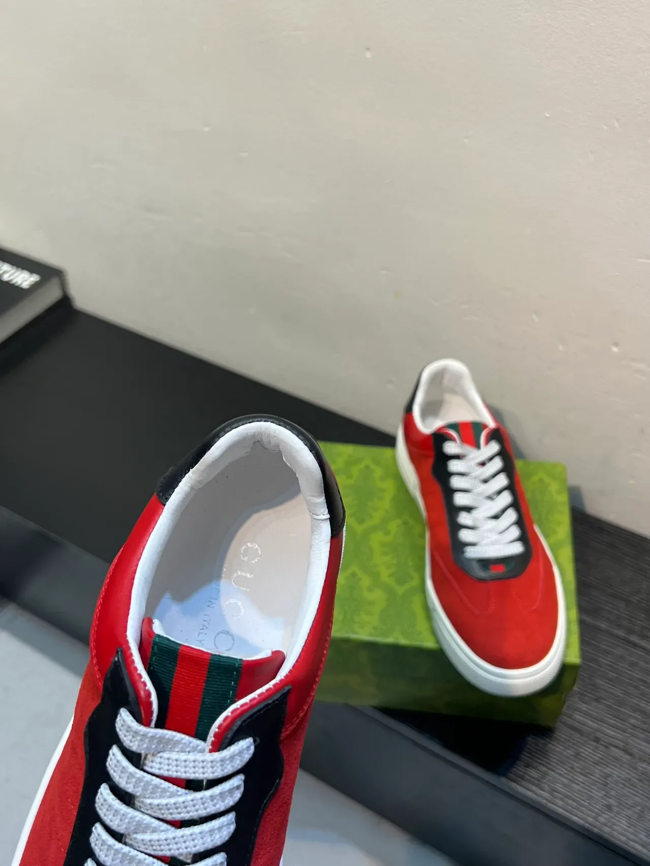 Gucci حذاء رياضي بانيلد أنتو أحمر أسود أبيض 7