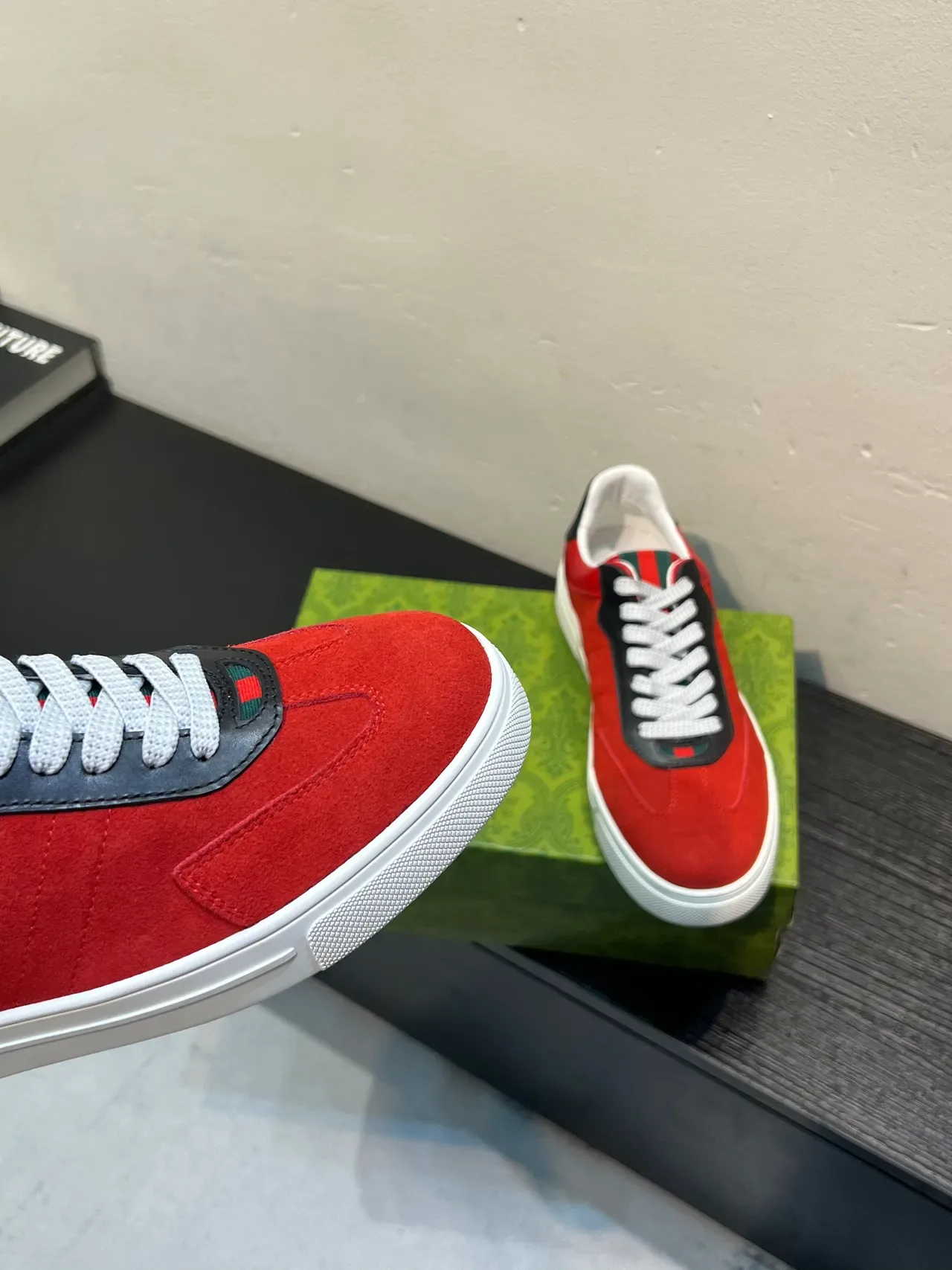 Gucci حذاء رياضي بانيلد أنتو أحمر أسود أبيض 8