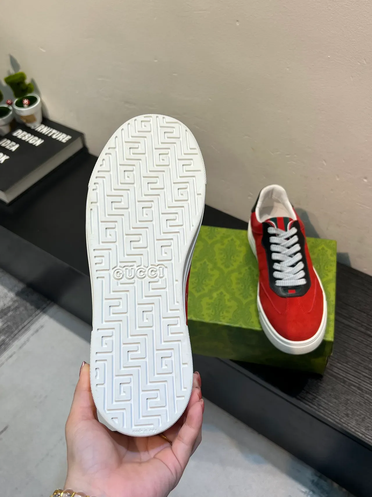 Gucci حذاء رياضي بانيلد أنتو أحمر أسود أبيض 9