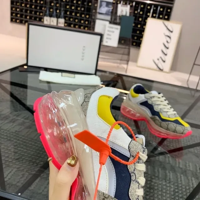 Gucci Rhyton sneakers lifestyle à semelle transparente en beige navy jaune 4