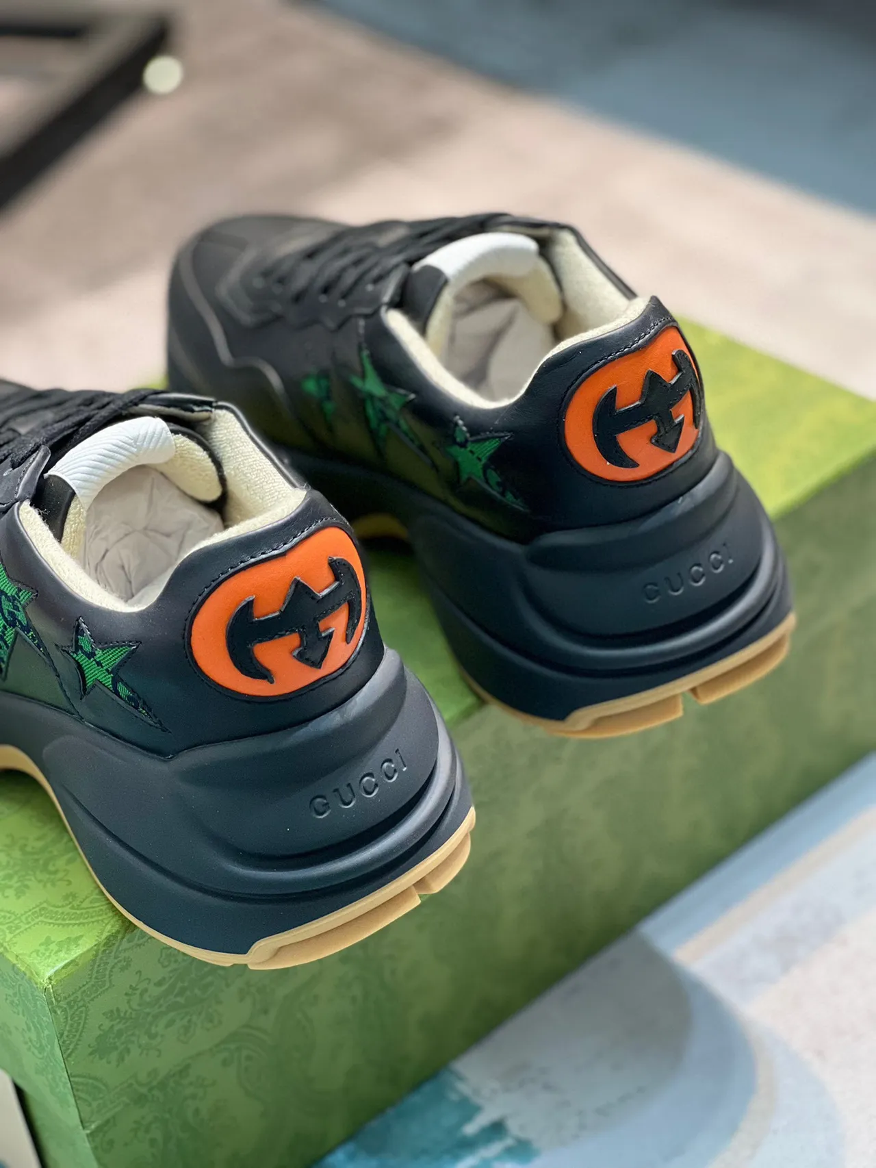 Gucci Rhyton Zapatillas de cuero negro con bordado de estrella verde chunky 2