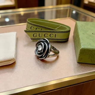 Gucci Anel Motivo de Rosa Esmalte Preto e Cristal
