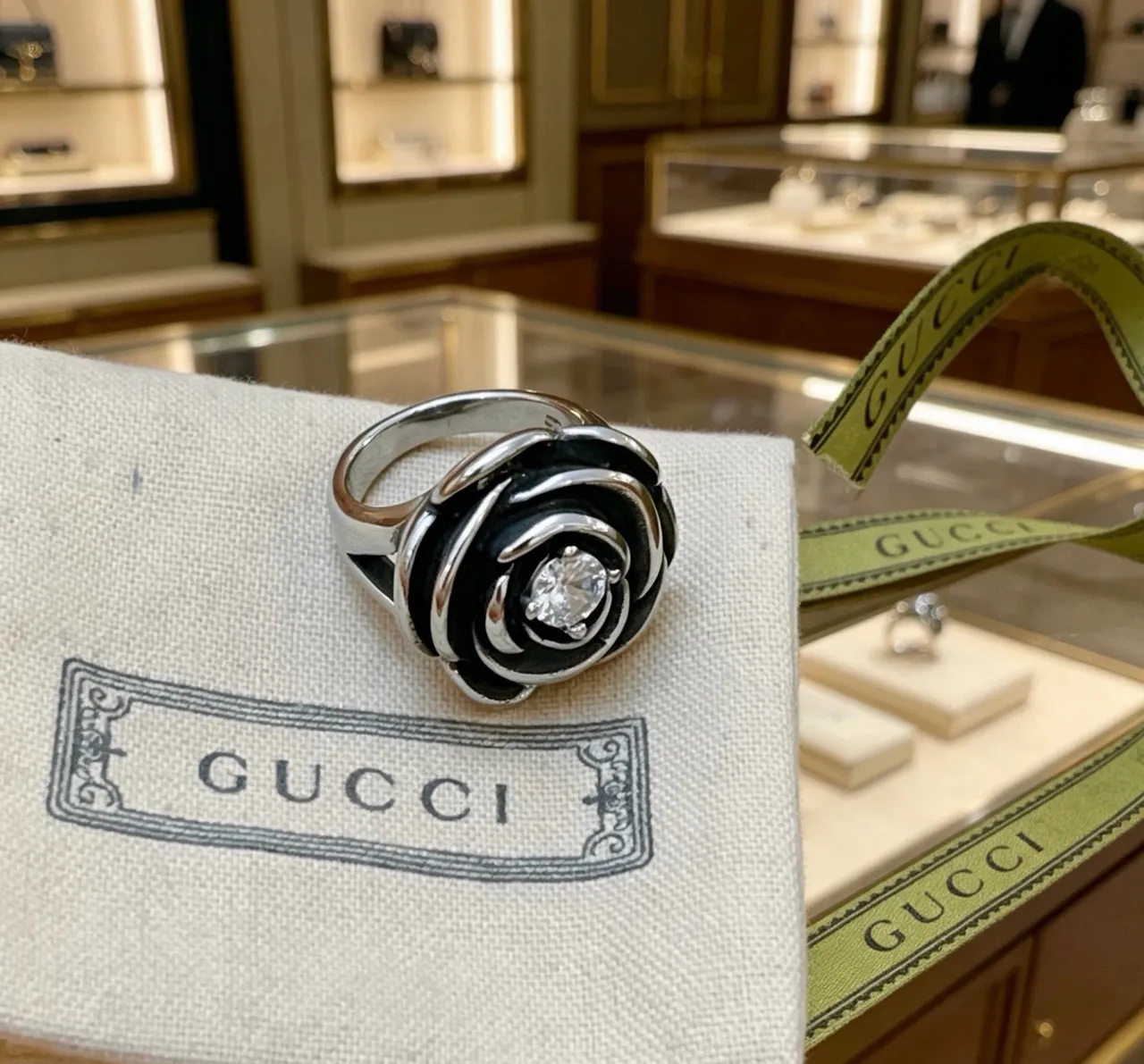 Gucci गुलाब मोटिफ काला एनामेल और क्रिस्टल रिंग 2