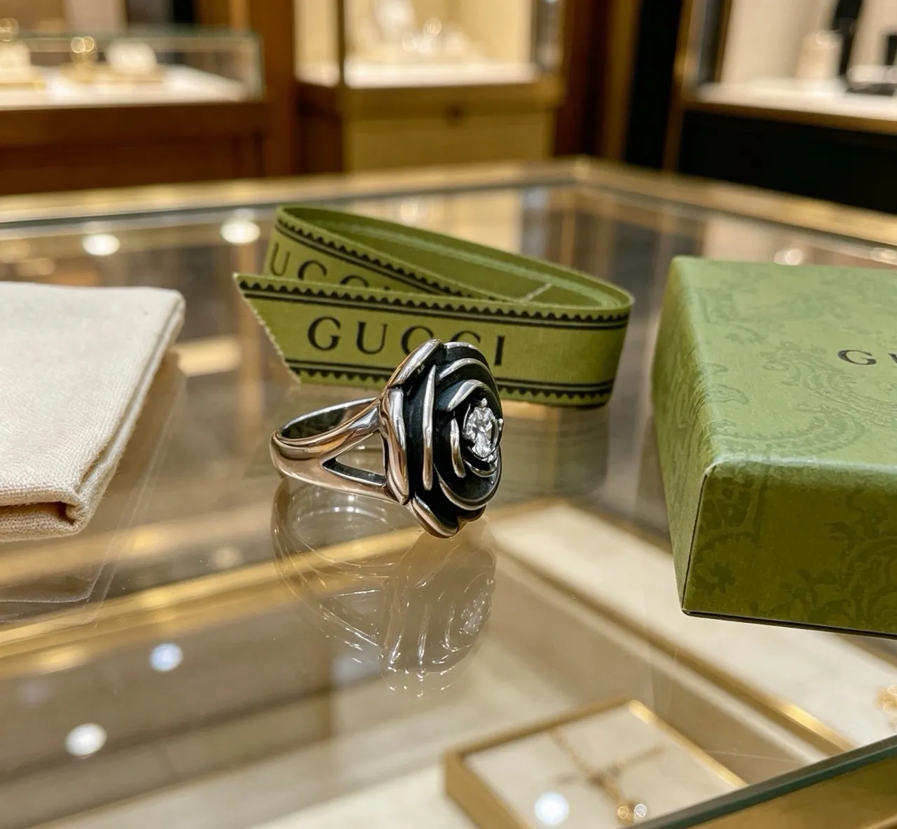 Gucci गुलाब मोटिफ काला एनामेल और क्रिस्टल रिंग 4
