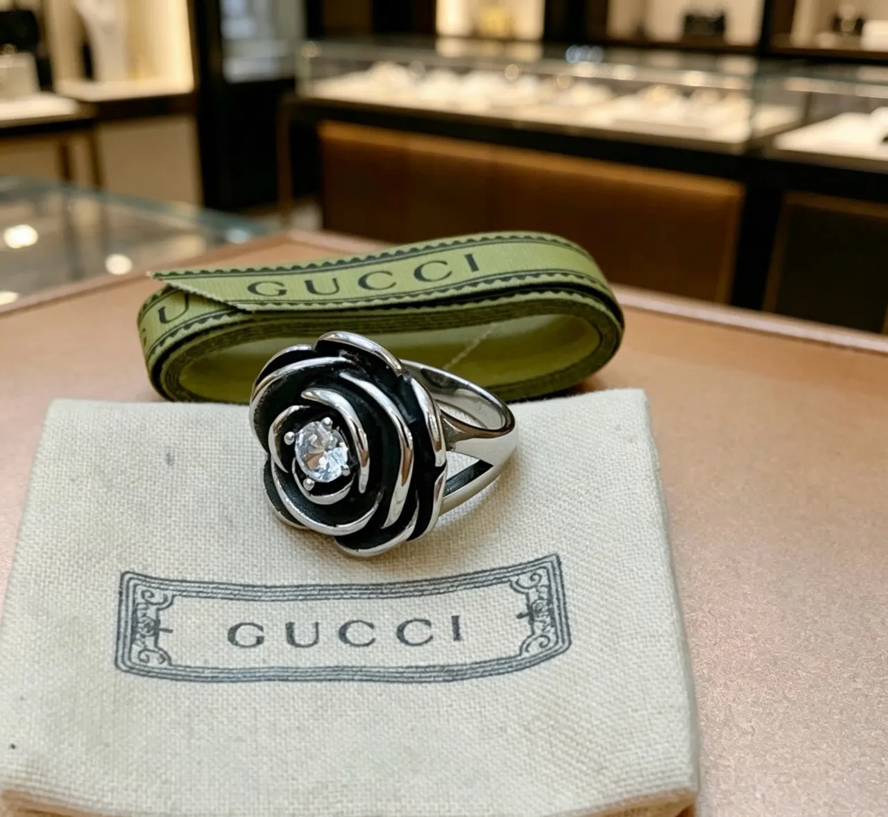 Gucci गुलाब मोटिफ काला एनामेल और क्रिस्टल रिंग 6