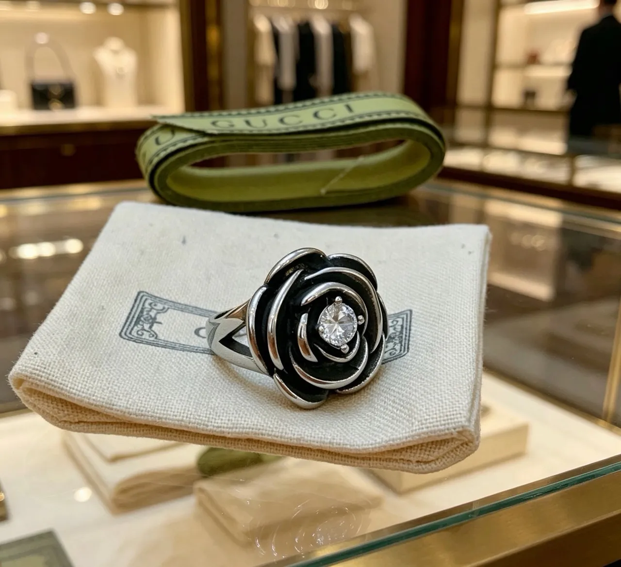 Gucci गुलाब मोटिफ काला एनामेल और क्रिस्टल रिंग 8