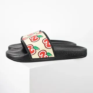 Gucci Screener Apple Print 米色和黑色拖鞋