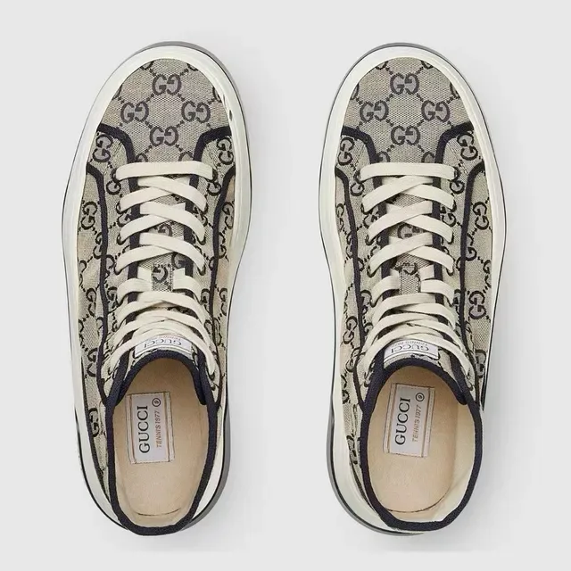 Gucci Screener Beige and Navy GG Monogram حذاء رياضي عالي الارتفاع نمط الحياة 4