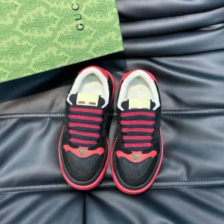 Gucci Screener sneakers lifestyle negros y rojos a rayas con correa de tejido
