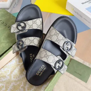 Gucci Screener GG Monogram 米色和黑色拖鞋