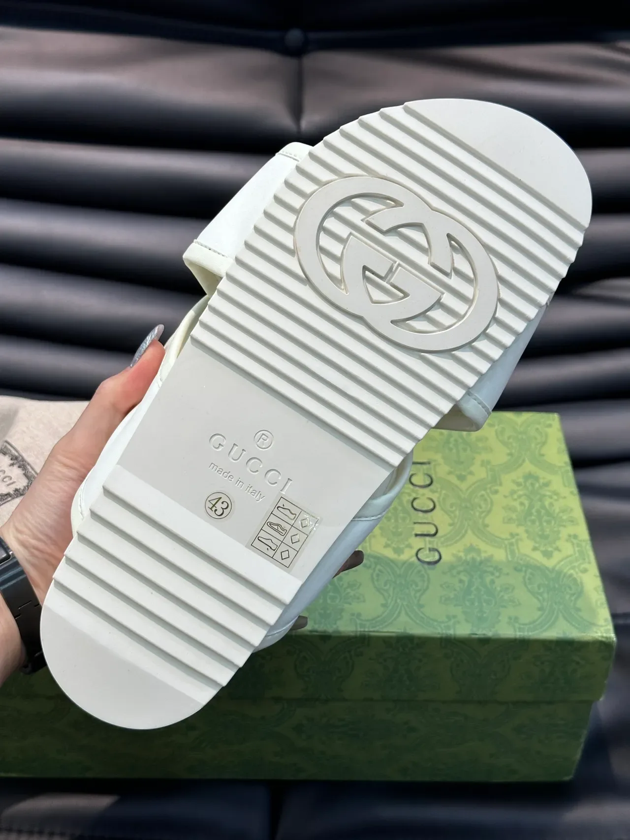 Gucci Screener Logo Sandálias Casuais de Tira Cruzada 3
