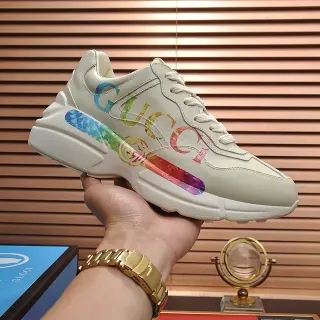 Gucci Screener Off-White sneakers de style de vie avec graphique arc-en-ciel