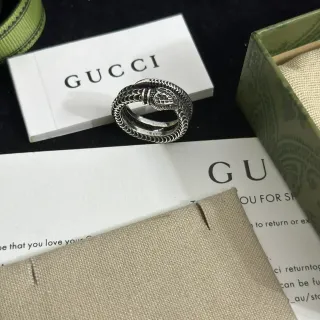 Gucci Serpent चाँदी बीज लपेटा हुआ टेक्स्चर्ड स्केल पैटर्न अंगूठी
