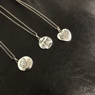 Collier Gucci Argent Noir Gravé Charms Métal