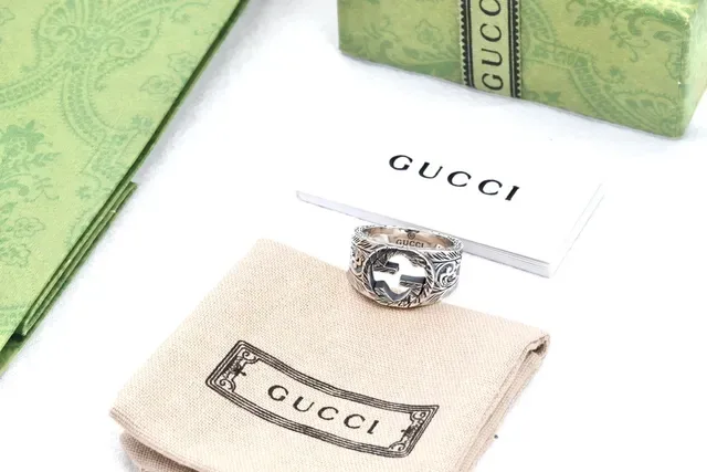 Gucci 银黑宽带雕刻叶纹饰戒指 4